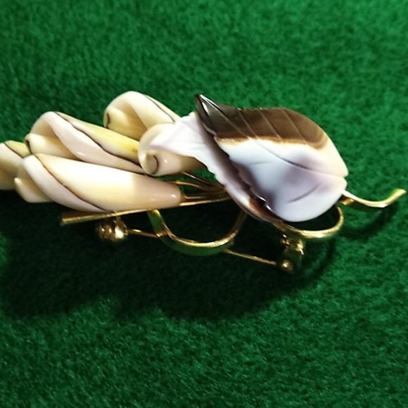 Vintage Jewelry - Shell vintage Brooch